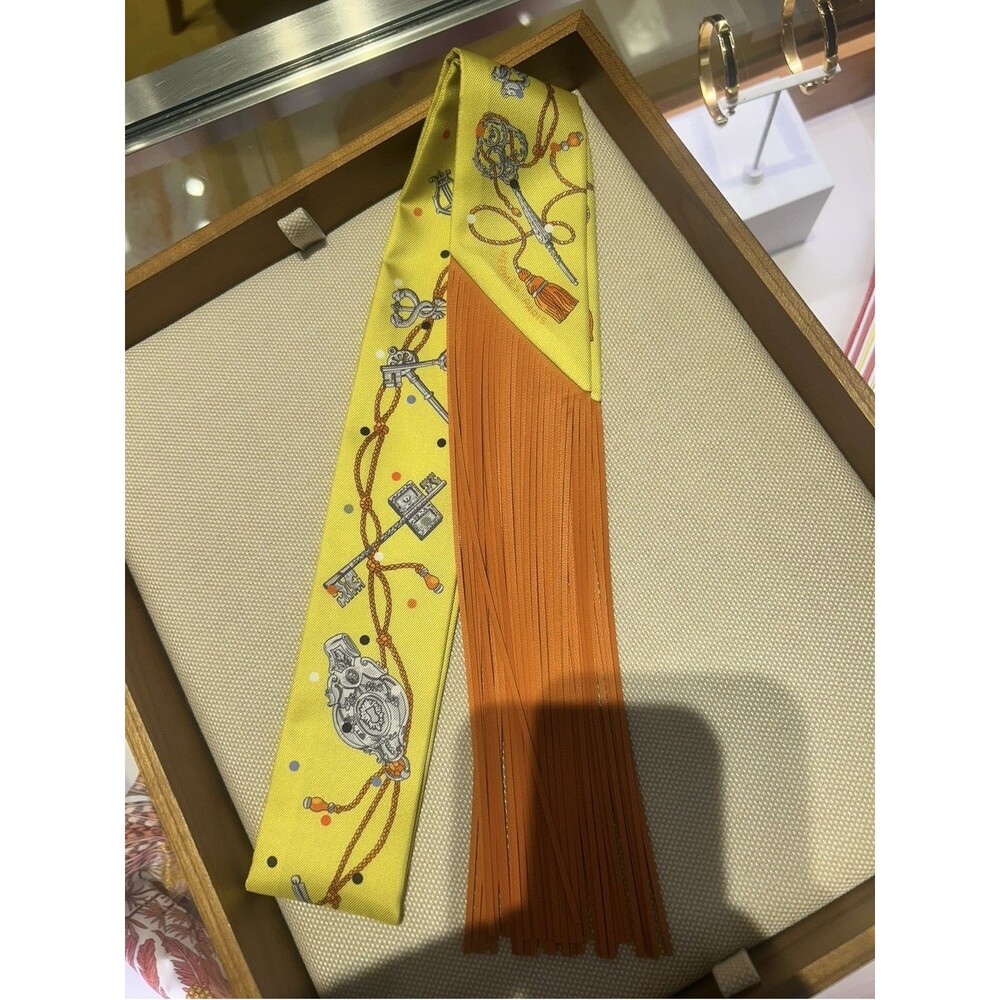 Hermès "Les Cles a Pois" Jaune, Argent and Orange Vif Fringe Silk Twilly - Picture 3 of 3